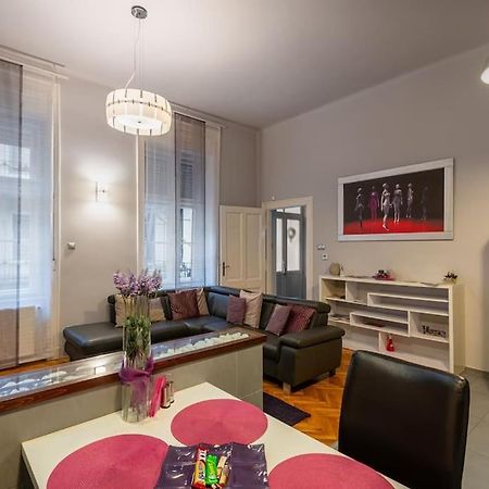 Lovely Purplish Apartment Heart Of The City 부다페스트 외부 사진