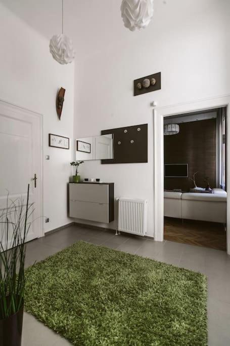Lovely Purplish Apartment Heart Of The City 부다페스트 외부 사진