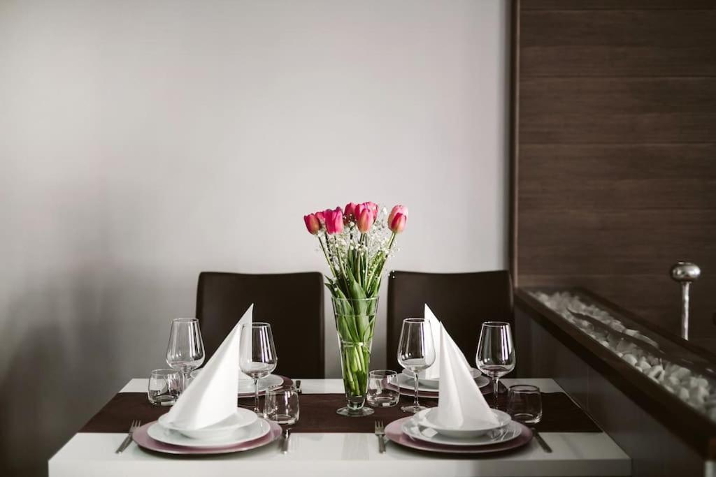 Lovely Purplish Apartment Heart Of The City 부다페스트 외부 사진
