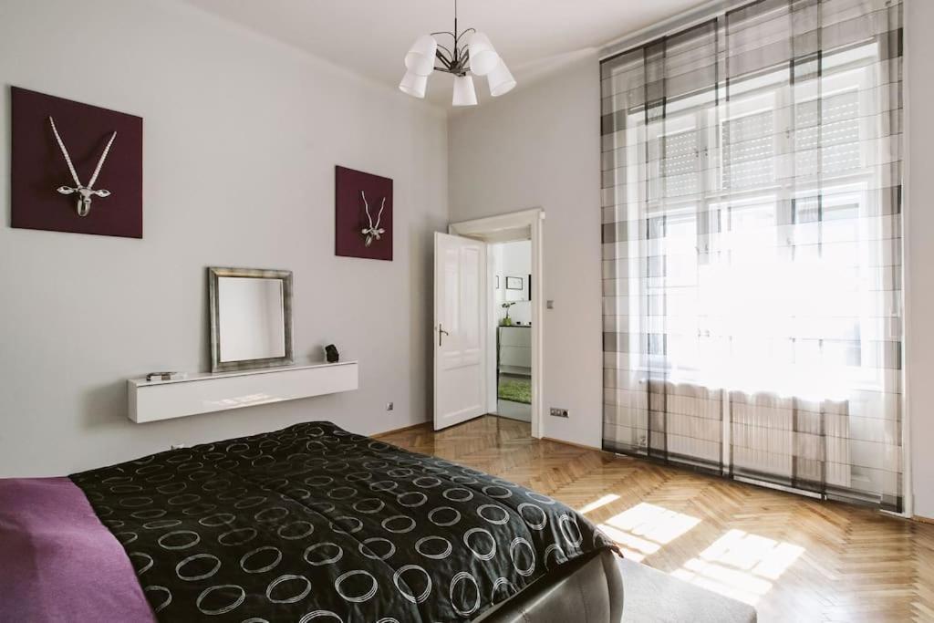 Lovely Purplish Apartment Heart Of The City 부다페스트 외부 사진
